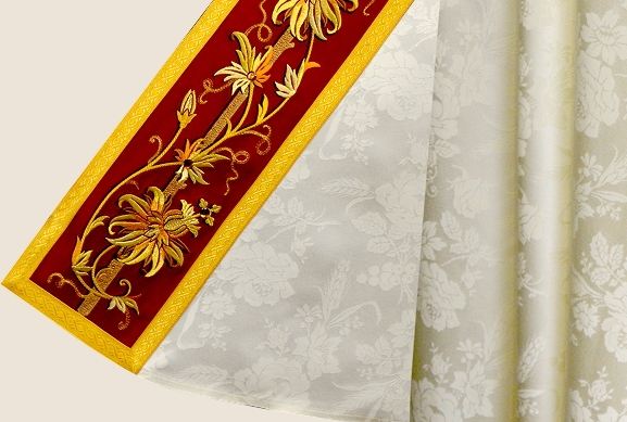 Detal haftu ornatu z kolekcji Classico Bianco – precyzyjne zdobienie liturgiczne