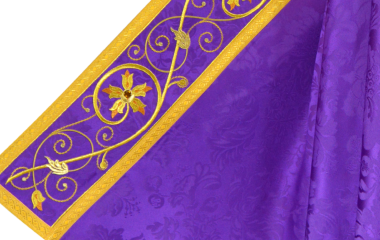 Zbliżenie haftu eucharystycznego na szacie liturgicznej