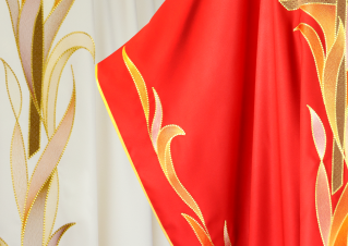 subtelne prowadzenie linii ornamentu na ornacie liturgicznym detal haftu