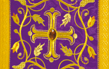 ornament roślinny w haftowanej dekoracji liturgicznej