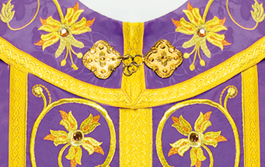 Liturgiczny ornament florystyczny na fiołowej tkaninie