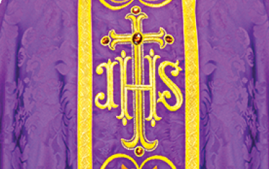 Monogram IHS haftowany na fiołowej szacie liturgicznej