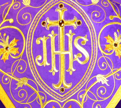 detal haftu liturgicznego IHS na ornacie – zdobienie eucharystyczne
