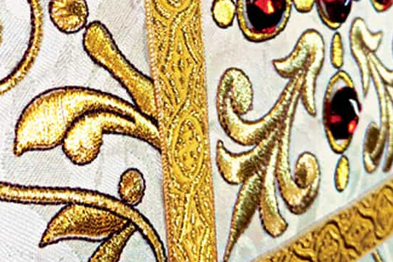 Złoty haft sakralny na białym ornacie liturgicznym
