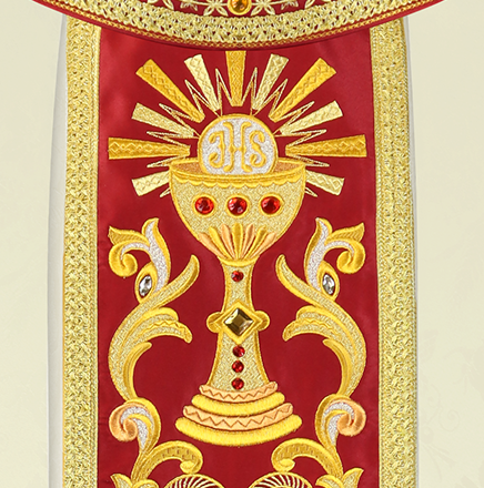 symbol kielicha w haftowanej dekoracji szaty liturgicznej