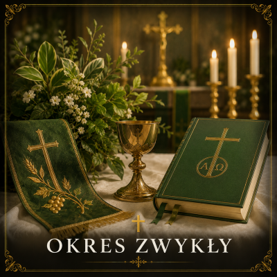 Ołtarz w okresie zwykłym ozdobiony zielonymi szatami liturgicznymi, świecami i roślinnością