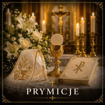 Ołtarz na Mszę prymicyjną z białą szatą liturgiczną, Hostią, księgą i kompozycją jasnych kwiatów